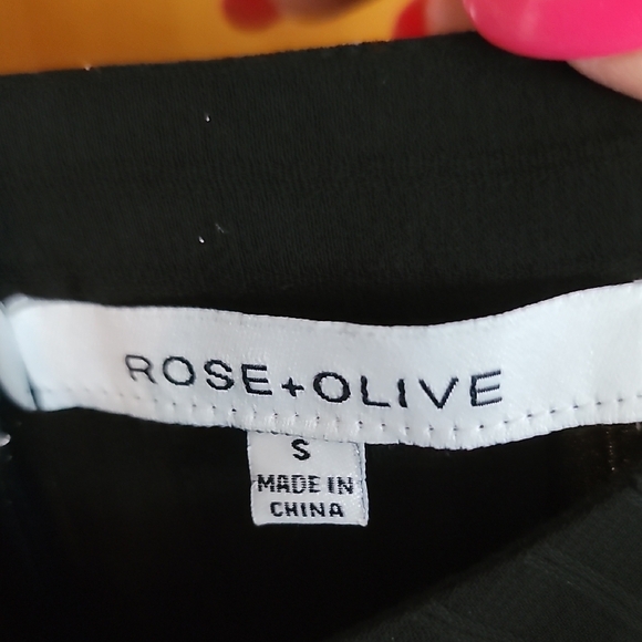Rose + Olive Boxy Cap Sleeve Blouse in Black - Picture 2 of 8